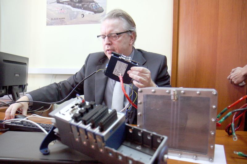 Prof. Mirosław Wendeker pokazuje elektrolizer, który pozwala wyprodukować wodór w domu. Więcej na te