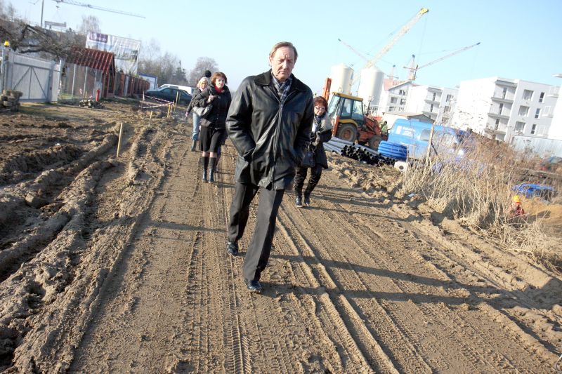 Andrzej Bałaban, naczelnik wydziału zarządzania ruchem, przeszedł razem z kilkoma mieszkańcami przez