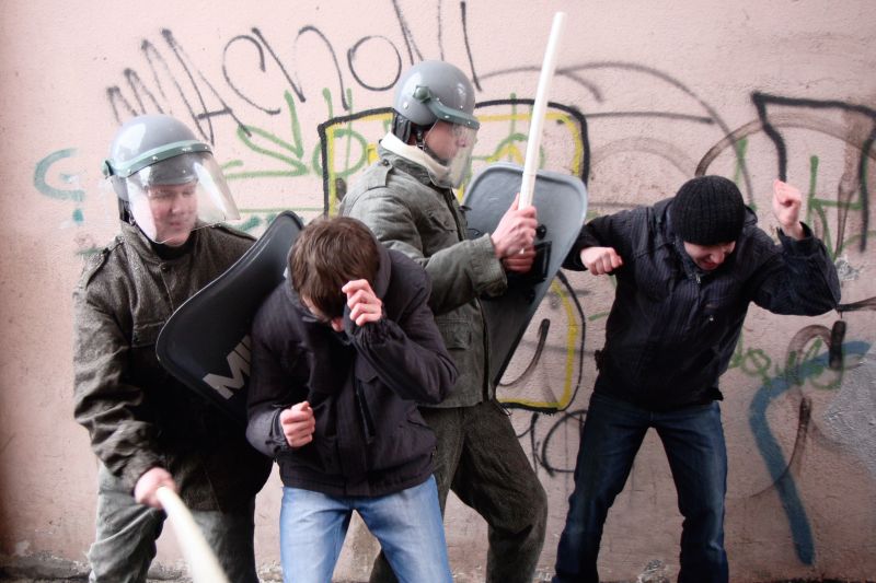Inscenizacja walk demonstrantów z milicją w Świdniku. (Maciej Kaczanowski)