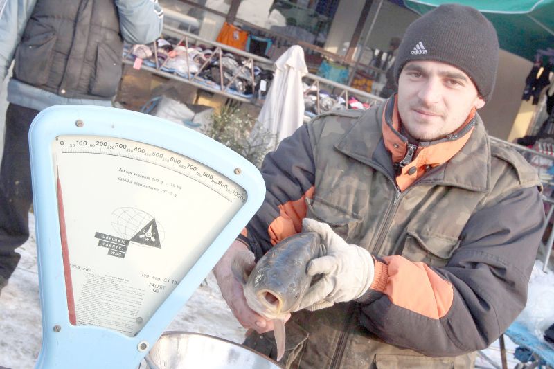 Robert Tkaczyki, który sprzedaje świeże karpie przy ul. Ruskiej w Lublinie<br />
 (Wojciech Nieśpiałowski)
