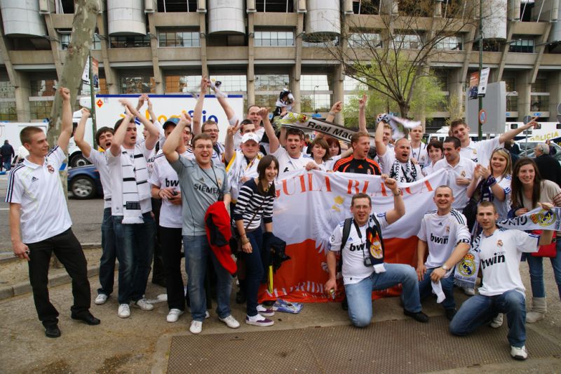 Członkowie fan klubu przed stadionem Realu (Águila Blanca)