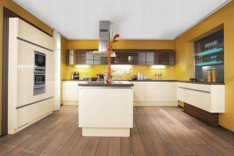 W kuchni doskonale sprawdzą się nasycone barwy, takie jak żółć czy pomarańcz (Studio Mebli Kuchennyc