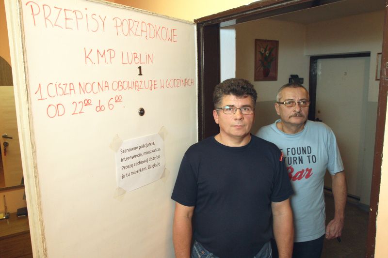 Jacek Jabłoński (z lewej) przed drzwiami swojego mieszkania. Obok jego sąsiad Roman Leciak. Apel o c