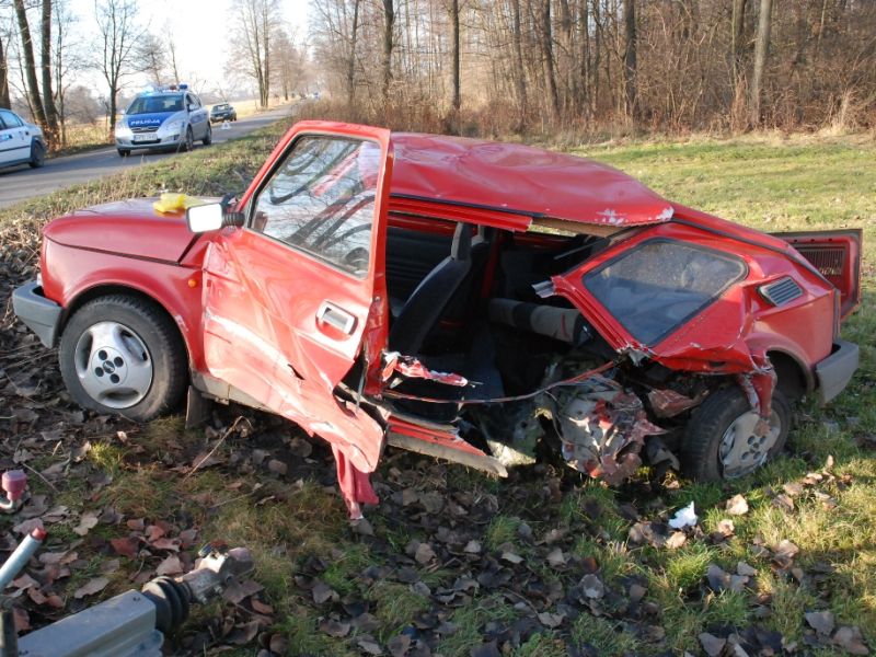 Do szpitala na badania trafił ranny 66-letni kierowca malucha i 24-letnia pasażerka samochodu.  (pol