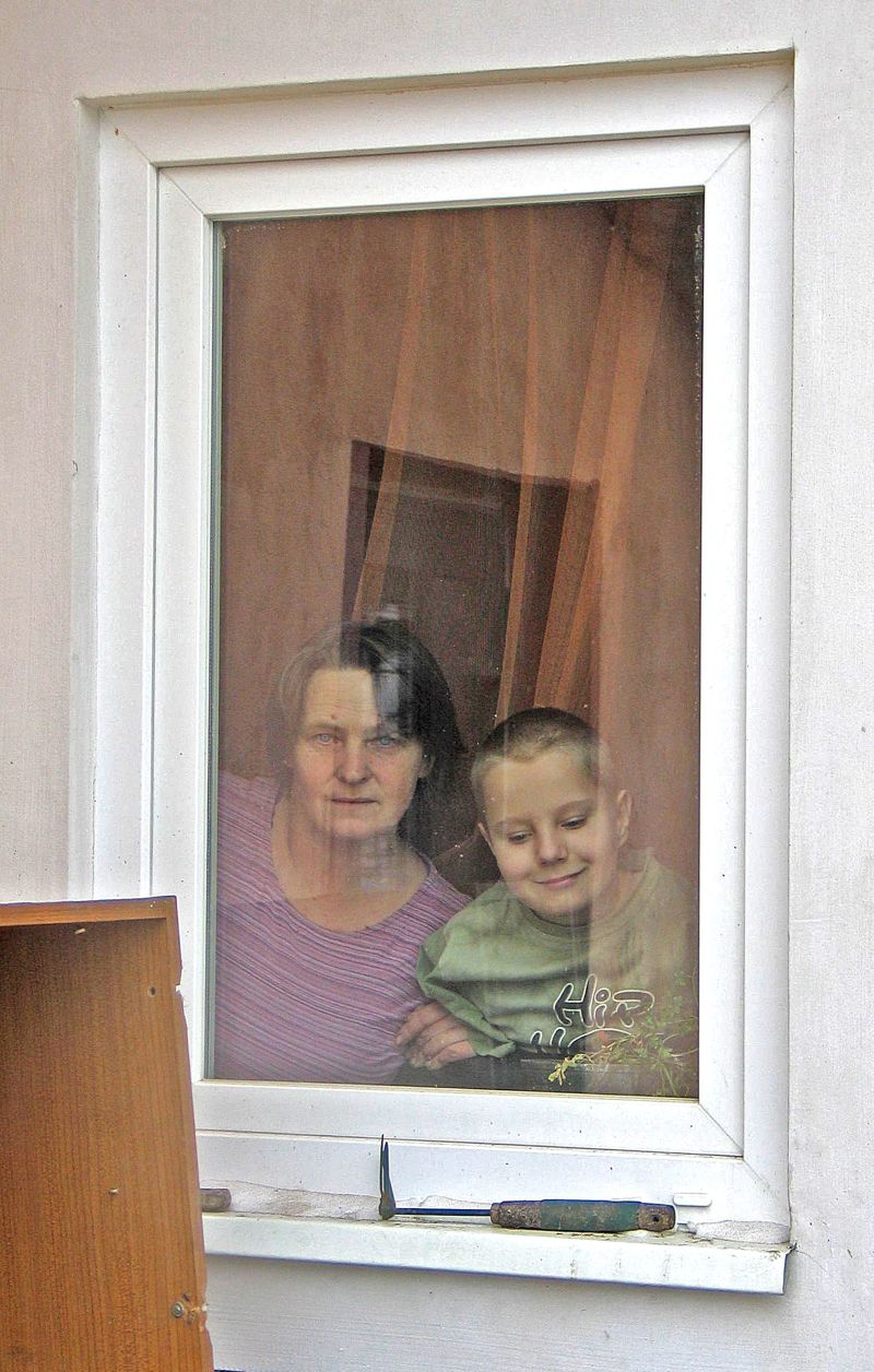 Rafał i jego mama Wiesława będą mogli wkrótce opuścić ten stary dom bez wygód (Leszek Wójtowicz/ Arc