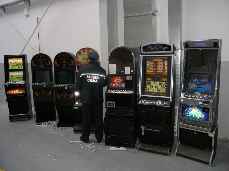 Celnicy ujawnili w Hrebennem siedem nielegalnie działających automatów do gier (Izba Celna)
