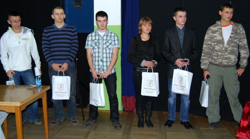 Laureaci powiatowego Konkursu Wiedzy o Samorządzie Terytorialnym (Starostwo Powiatowe w Biłgoraju)