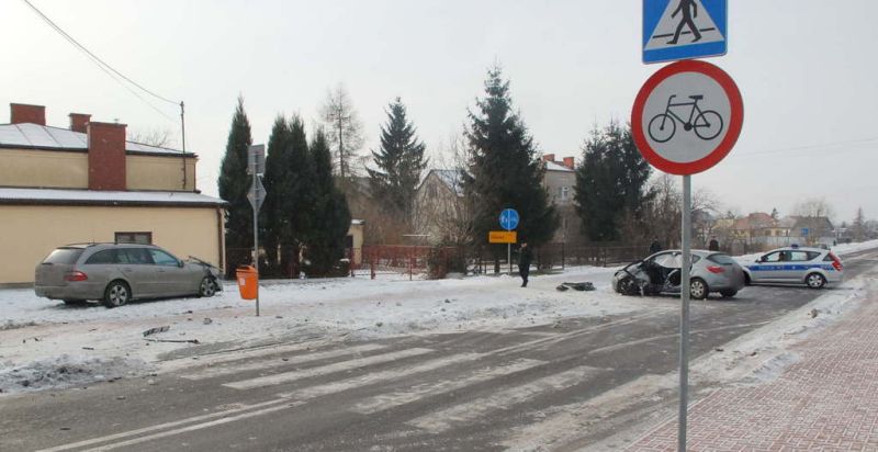 Strażacy wstępnie określili straty materialne w zniszczonych pojazdach na około 30 tys. zł. (policja