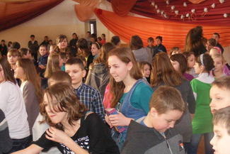 Na choinkowym balu bawiło się blisko 280 dzieciaków. (Stowarzyszenie Gloria Vitae)