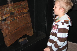 Na wystawie zwraca uwagę oryginalne wieko sarkofagu z Deir el-Medina z czasów 18 dynastii
 (Jacek Ba