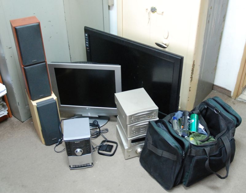 Sprzęt elektroniczny, który ukradli napastnicy (Policja Biała Podlaska)