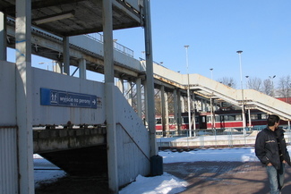 Rdzewiejącą i niedostępna dla podróżnych kładka przynosi wstyd kolejarzom 
 (Fot. Jacek Barczyński)