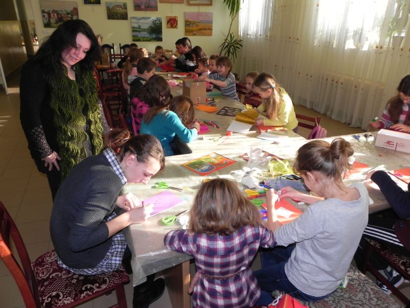 Dzieci pod kierunkiem instruktorów tworzyły rysunki w różnych technikach (GOK Rejowiec)