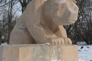 Rzeźba misia została pomalowana farbą (Jacek Barczyński)