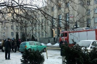 W czasie alarmu pod Gmachem mogły znajdować się jedynie pojazdy służbowe (Czytelnik)