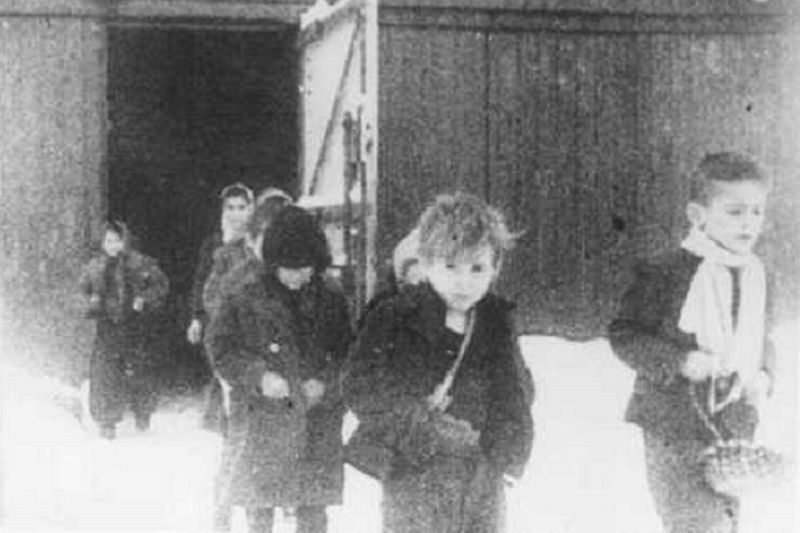 Wiele z dzieci, które mieszkały w takich barakach KL Auschwitz, a dziś żyją w Ameryce, chciałoby, ab