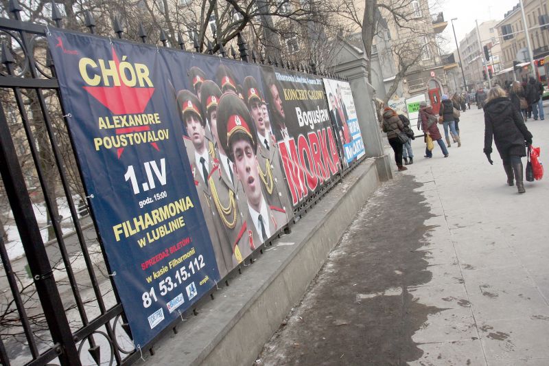 Plakaty Filharmonii Lubelskiej na stylowym płocie Ogrodu Saskiego zawisły nielegalnie, bo choć zezwo