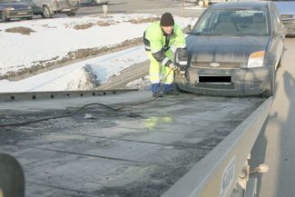 Waldemar Dudek z firmy Sabat: Przez cały dzień usuwam z ulic zamarznięte samochody. Pracy jest mnóst