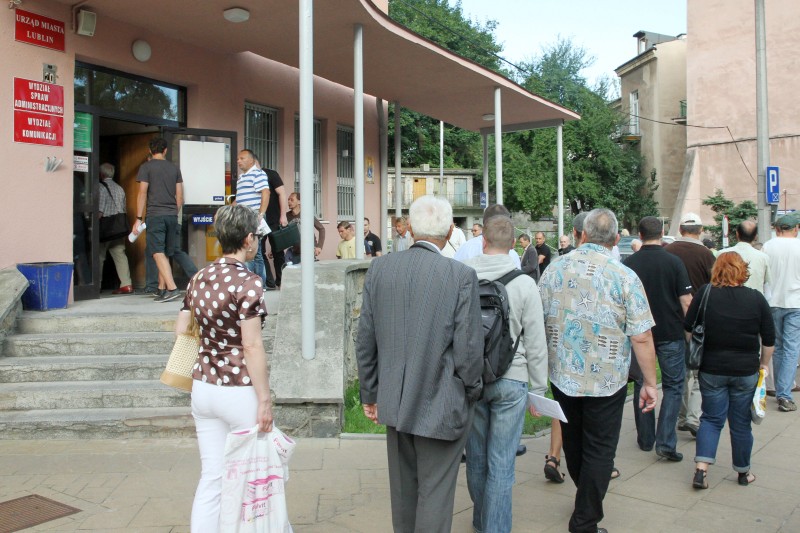 W sierpniu ubiegłego roku takie kolejki tworzyły się pod Wydziałem Komunikacji w Lublinie (Maciej Ka