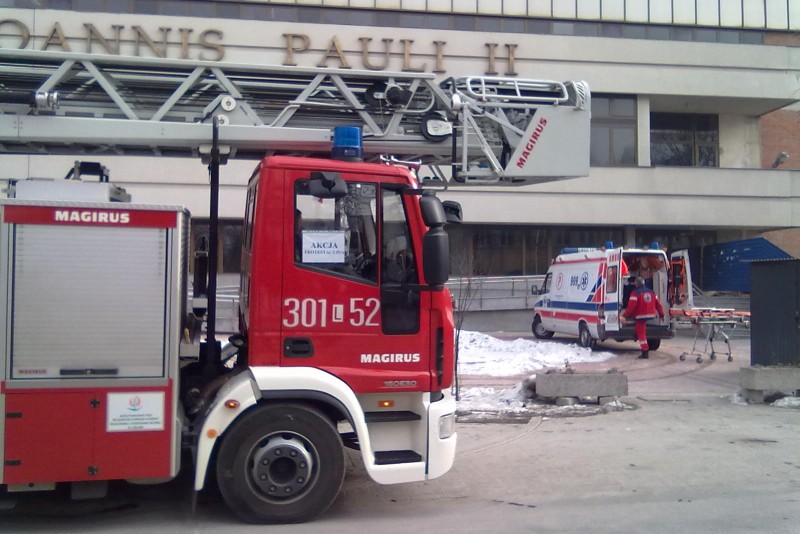 Na miejsce przyjechali też strażacy ze sprzętem ratunkowym i długą drabiną (Wojciech Nieśpiałowski)