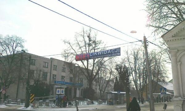 W Lubartowie nad główną ulicą związkowcy powiesili transparent: "Nie Likwidacji Zakładu Energetyczn