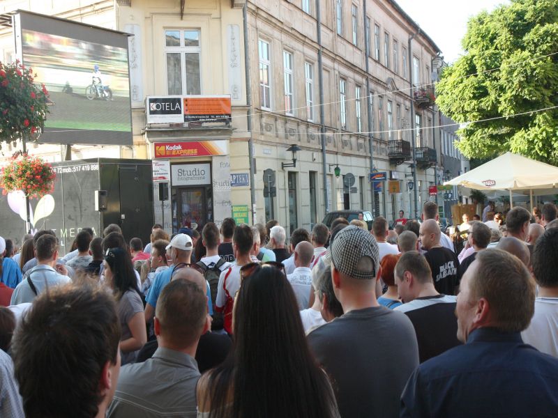 Wrzesień 2011. Kibice żużla oglądają na telebimie ustawiony na lubelskim deptaku wyjazdowy mecz KMŻ 