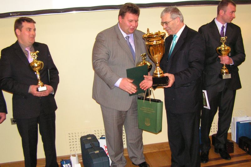 Grzegorz Kocielnik (w jasnym garniturze) odbiera nagrody i Puchar Marszałka z rąk Tadeusza Solarskie