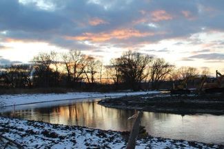 Po kilku dniach pracy koparek Bystrzyca płynie już nowym korytem (Jerzy Szubiela)