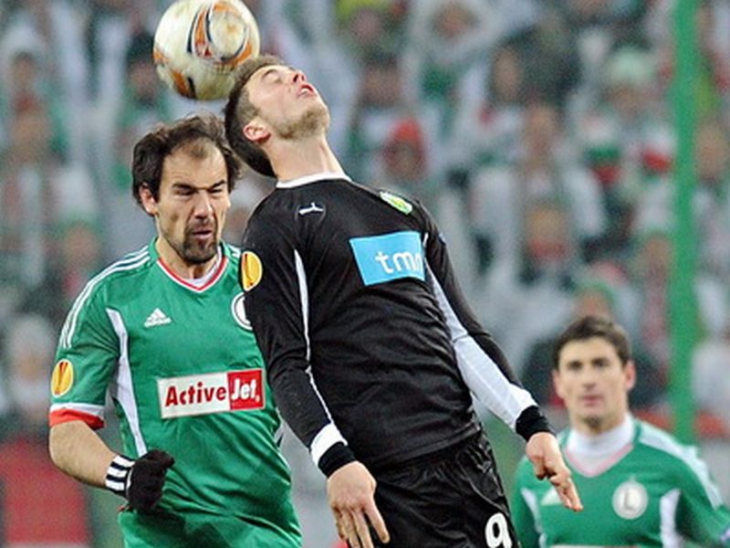 Fragment pierwszego meczu Legii ze Sportingiem. Ivica Vrdoljak (w zielonej koszulce) walczy o piłkę 