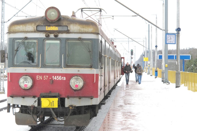 Pociągów, którymi dałoby się z Białej Podlaskiej dojechać do Warszawy jest za mało, ale chyba ich ni