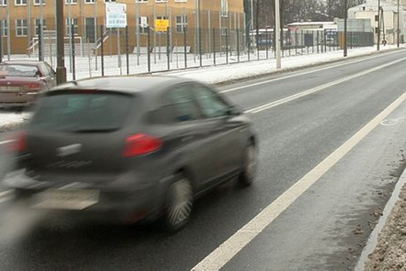 Drogi i chodniki mogą być dziś bardzo śliskie (Maciej Kaczanowski / Archiwum)