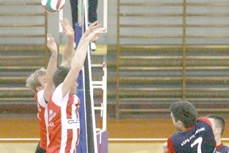 Jakub Kaźmierski (nr 7) i Piotr Milewski nie znaleźli sposobu na ogranie rzeszowian (DARIUSZ DANEK)