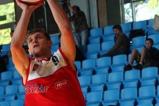 Rafał Król zaliczał się w sobotę do najlepszych na parkiecie (Maciej Kaczanowski)