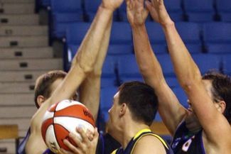 Refsteam (czarne stroje) straciło szanse na awans do czołowej siódemki (Jacek Świerczyński)