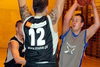 Kouba Koubala w szarych koszulkach wygrała z Mentorem 64:41. Z piłką Kamil Kozioł, który wrócił do g