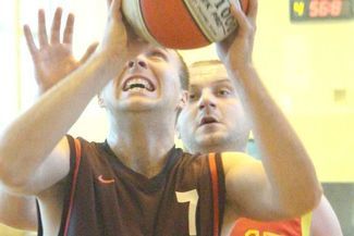 Koszykarze Alco (w brązowych strojach) w meczu na szczycie pierwszej ligi przegrali z Cukropolem Psz