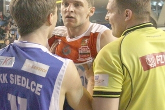 Sytuacja z końcówki pierwszej połowy. Rafał Król (przodem) w przepychance z Rafałem Holnickim-Szulce