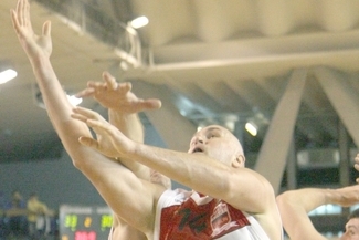 Przemysław Łuszczewski (z lewej) i Paweł Kowalski są jedynymi koszykarzami, którzy nie muszą się wst