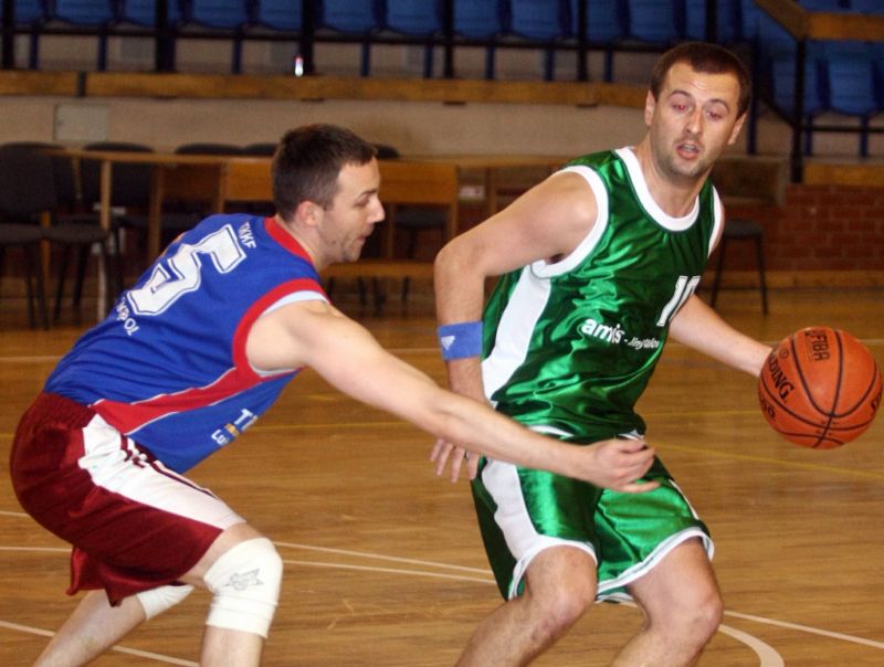 Koszykarze Cukropolu (w niebieskich strojach) zagrają z Inwest Dźwigiem (Jacek Świerczyński)