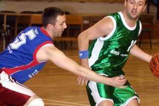 Koszykarze Cukropolu (w niebieskich strojach) zagrają z Inwest Dźwigiem (Jacek Świerczyński)