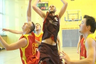 Groszek Team (czerwone stroje) zagra z KOM.PL, a Alco z Cukropolem Pszczółka (Maciej Kaczanowski)