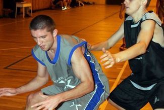 Koszykarze Kouby Koubali (w szarych strojach) zagrają  z Combitgroup.pl (Jacek Świerczyński)