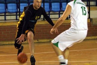 Koszykarze Matematyki (w czarnych strojach) przed rokiem wygrali rozgrywki Pod Koszami Dziennika Wsc