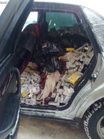 W samochodzie było prawie 5 tys. paczek nielegalnych papierosów (KPP Tomaszów Lubelski)
