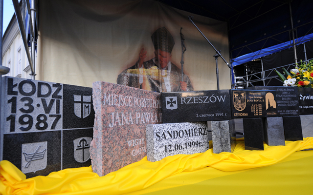 Kamienne tablice z kilkudziesięciu miast poświęcił kardynał Dziwisz (wadowiceonline.pl)