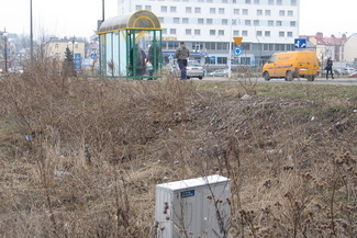 Opuszczona i zaniedbana działka w sąsiedztwie reprezentacyjnego ronda, hotelu "Kamena” i Parku Miej