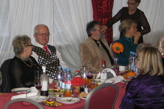 Byli policjanci wciąż znakomicie czują się w swoim towarzystwie i do twego świetnie się bawią
 (Jac