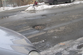 Po zimie drogowcy maja pełne ręce roboty (Fot. Jacek Barczyński)