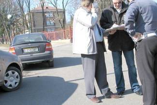 Eksperci na miejscu zastanawiali się, jak usprawnić organizację ruchu w pobliżu szkoły ( Jacek Barcz