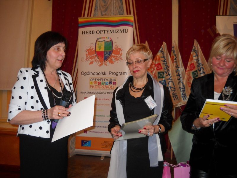 Certyfikat "Optymistyczne Przedszkole” odebrała dyrektor placówki Jadwiga Guzowska<br />
 (PM nr 15)
